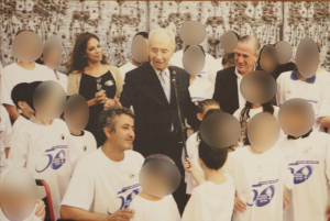 ילדים חולי סרטן עם נשיא המדינה שמעון פרס ז"ל וארז משולם